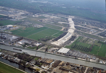 835013 Luchtfoto van het bedrijventerrein langs de Westkanaaldijk te Maarssenbroek (gemeente Maarssen), uit het ...